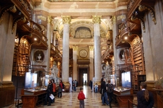 Nationalbibliothek_Prunksaal_06.JPG
